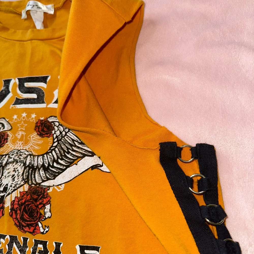 SLEEVELESS GRAPHIC CROP TOP W/ CUTOUT RING SIDES · SIZE M - Picture 9 of 10